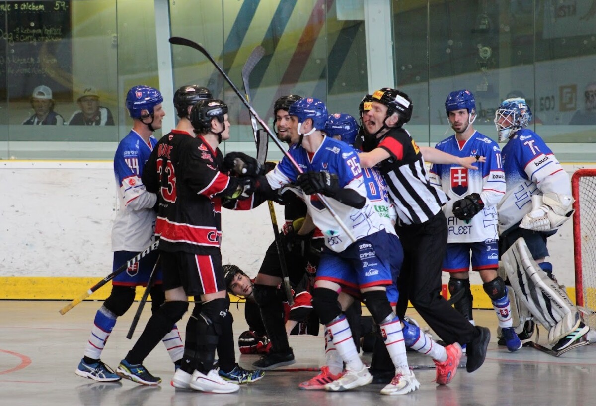 Slovenskí hokejbalisti do 23 rokov v zápase proti Kanade.