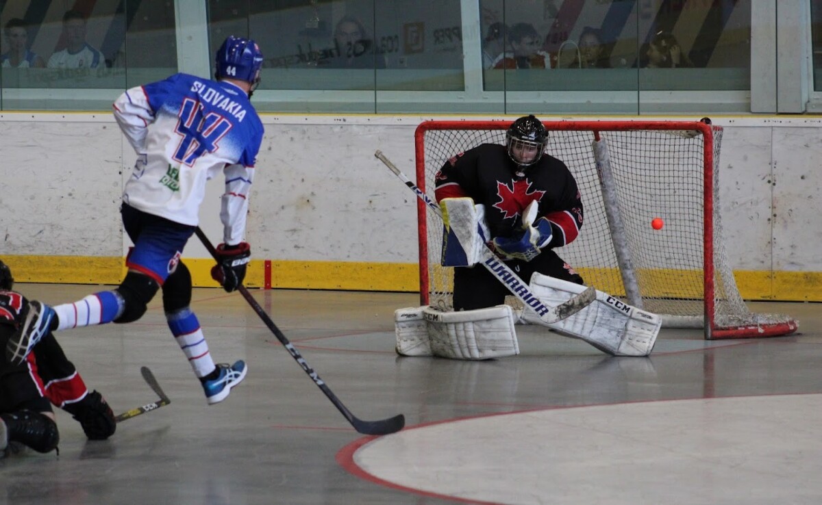 Slovenskí hokejbalisti do 23 rokov v zápase proti Kanade.