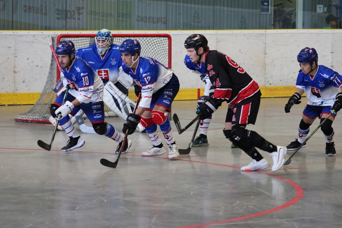 Slovenskí hokejbalisti do 23 rokov v zápase proti Kanade.
