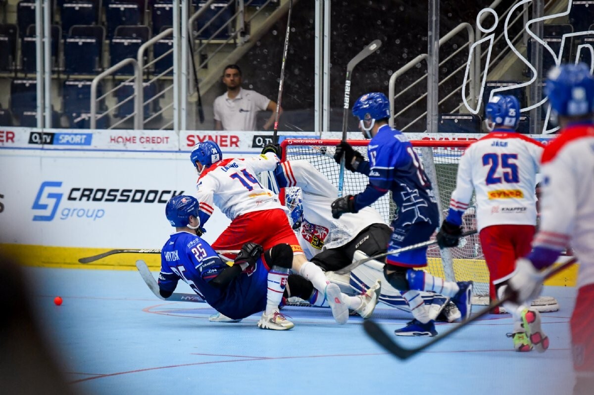 Slovenskí hokejbalisti do 23 rokov vo finále proti Česku.