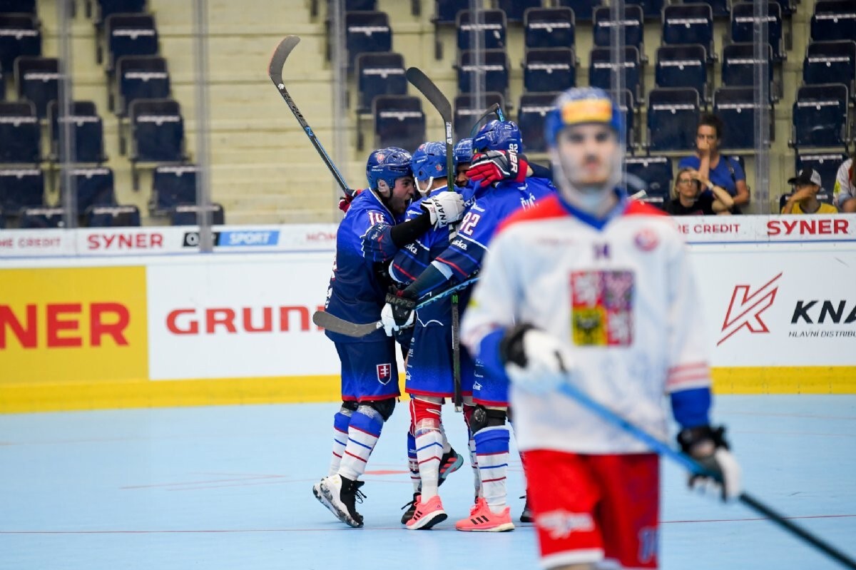 Slovenskí hokejbalisti do 23 rokov vo finále proti Česku.