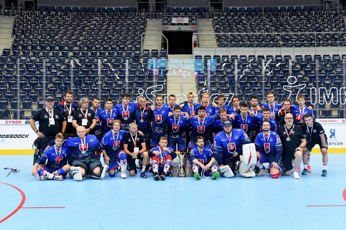 Slovenskí hokejbalisti do 23 rokov pózujú so striebornými medailami.