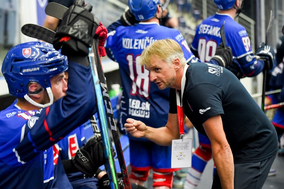 Slovenskí hokejbalisti do 23 rokov vo finále proti Česku.