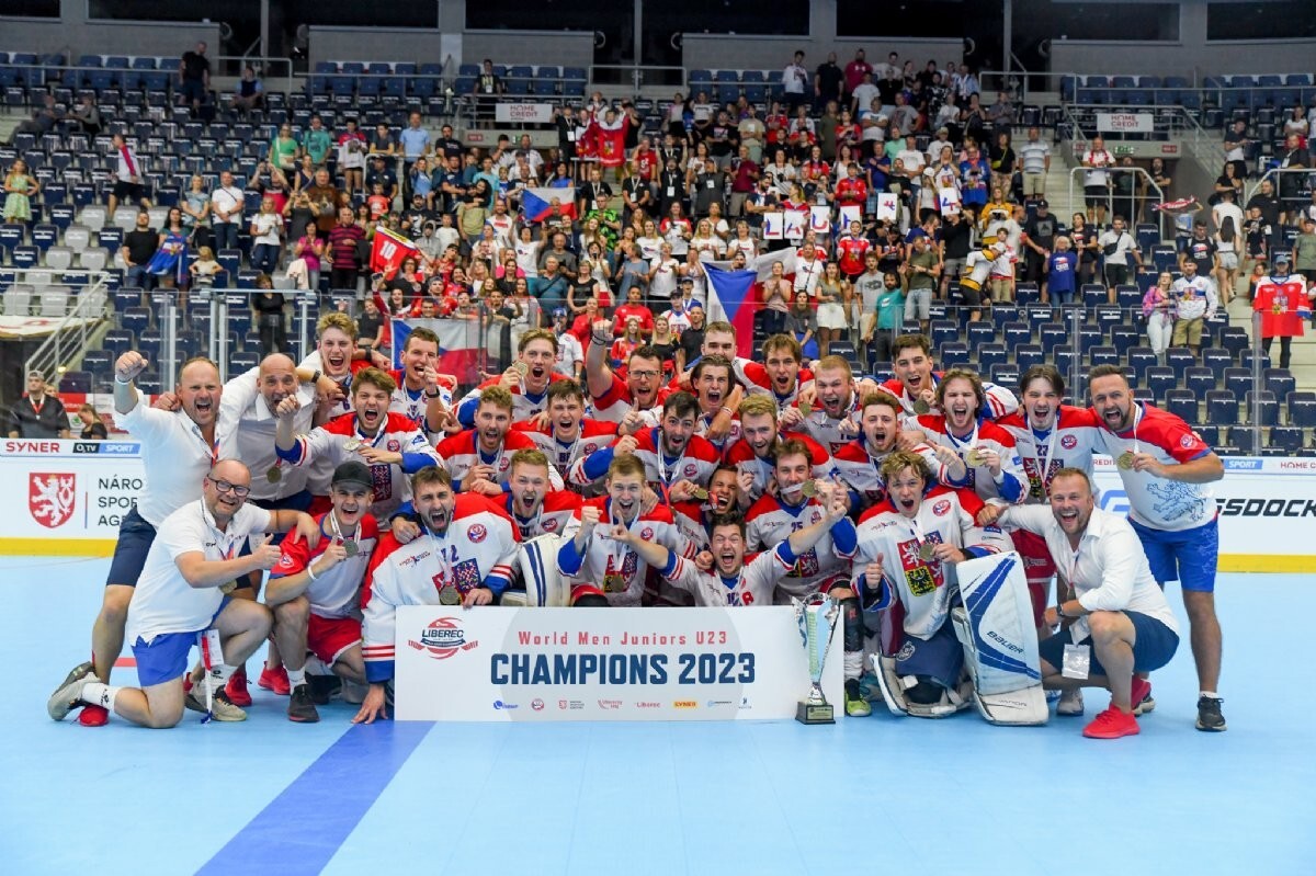 Českí hokejbalisti do 23 rokov sa radujú z titulu majstrov sveta.