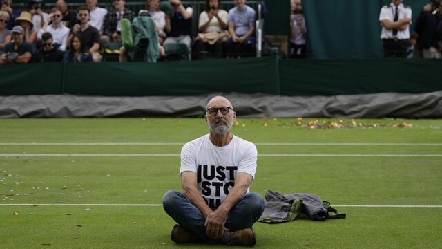 Nečakané prerušenie na Wimbledone. Na kurt vbehli demonštranti s konfetami