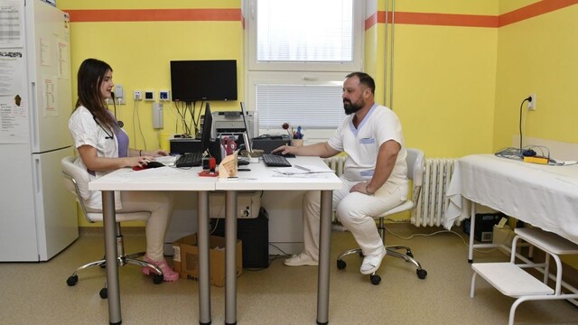 Lekári v dôchodkovom veku sú vyčerpaní. Štát by mal riešiť aj riadne financovanie nočných pohotovostí