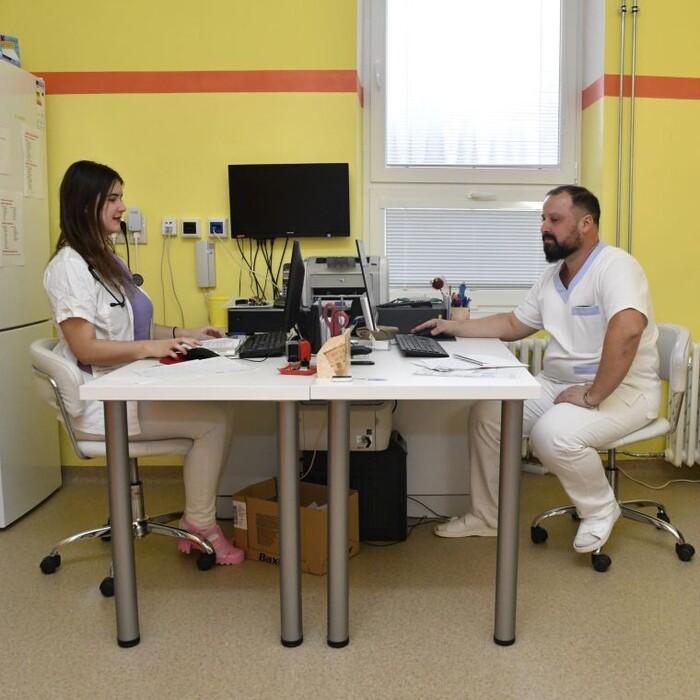 Lekári v dôchodkovom veku sú vyčerpaní. Štát by mal riešiť aj riadne financovanie nočných pohotovostí