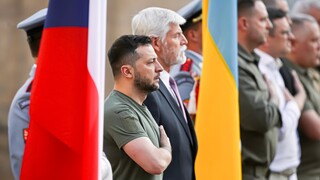 Zelenskyj pricestoval do Česka, prezident Pavel ho privítal na Pražskom hrade