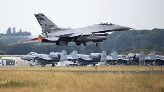 Česko daruje Ukrajine helikoptéry a muníciu. Pomôže aj s tréningom pilotov na stíhačky F-16