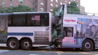 Na Manhattane došlo ku kolízii dvoch autobusov. Desiatky ľudí skončili v nemocnici