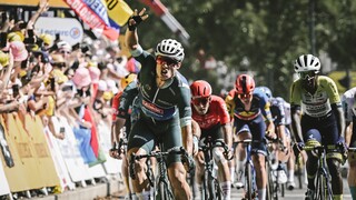 Belgický cyklista Jasper Philipsen zaznamenal víťazný hetrik