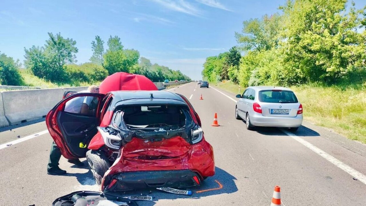 Vodič po zrážke na R1 vystúpil z auta, v protismere ho zrazilo ďalšie auto