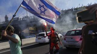 Izraelčania proti kontroverznej reforme protestujú už mesiace. Napriek tomu prešla prvým čítaním