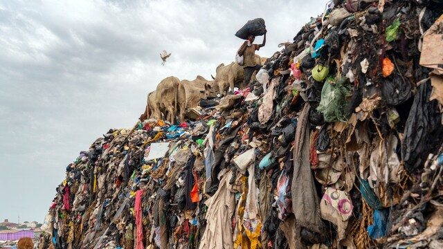 FOTO: Pláže plné textílie, kopy odpadu. Čo sa deje s oblečením po tom, ako ho darujeme charite?