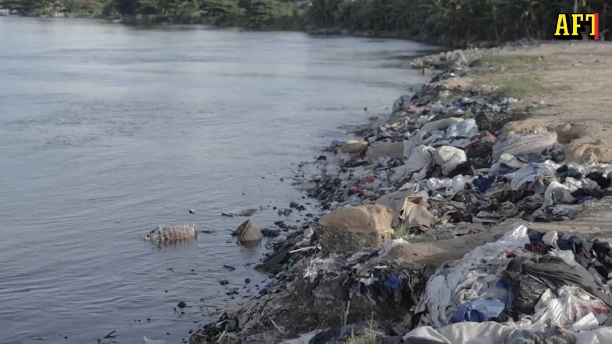 Znečistená pláž v Benine