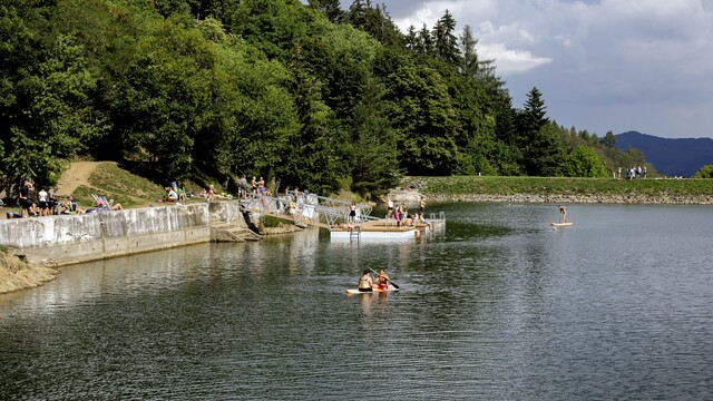Šok na strednom Slovensku. Na hladine vodnej nádrže plávalo mŕtve telo