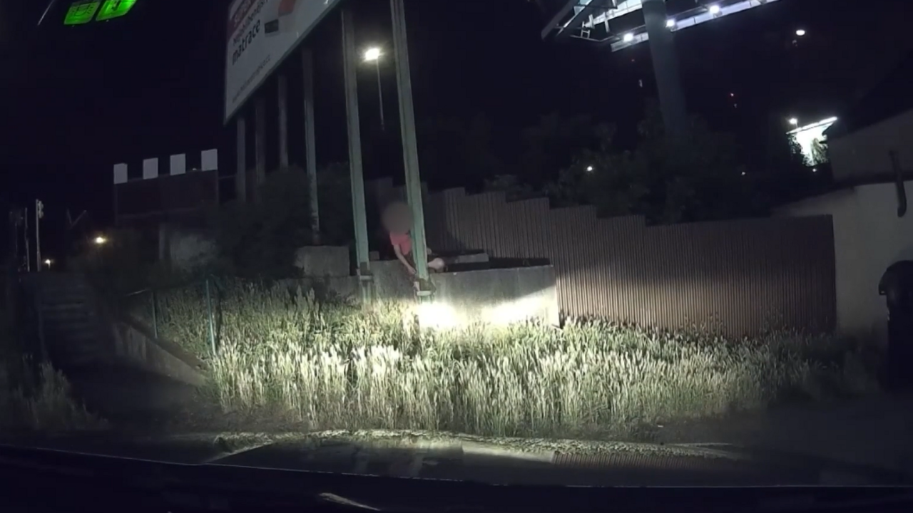 Polonahá žena vyliezla zo smetného koša. Následne sa chcela obesiť na billboarde