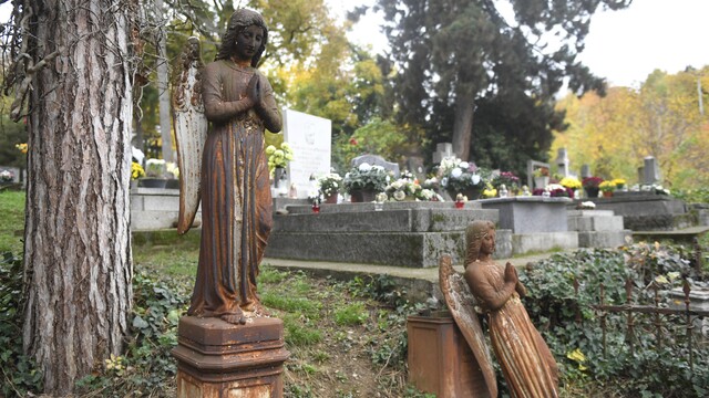 S teplom sa nebabre: Pohrebný ústav vyzval ľudí, aby sa prišli schladiť na cintorín