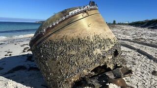 Záhadné kovové teleso na austrálskom pobreží. Zatiaľ nie je isté, čo to presne je