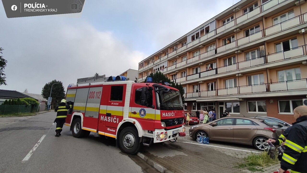 FOTO: Pre požiar bytu evakuovali 150 obyvateľov. Jeden muž na mieste zomrel