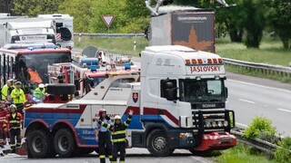 Pri dopravnej nehode na D2 sa zranilo šesť Slovákov. Veľvyslanectvo zatiaľ nikoho nekontaktovalo