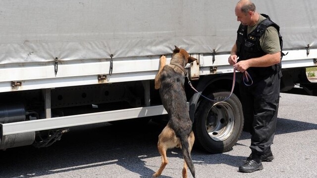 Colníci mali vydierať a vypaľovať podnikateľov. Aký je aktuálny stav kauzy Mamonár?