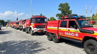 FOTO: Slovenskí hasiči sú už v Grécku. Budú bojovať s lesným požiarom na ostrove Rodos