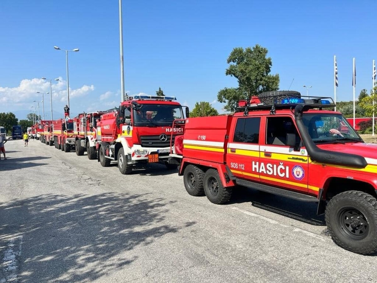 FOTO: Slovenskí hasiči sú už v Grécku. Budú bojovať s lesným požiarom na ostrove Rodos