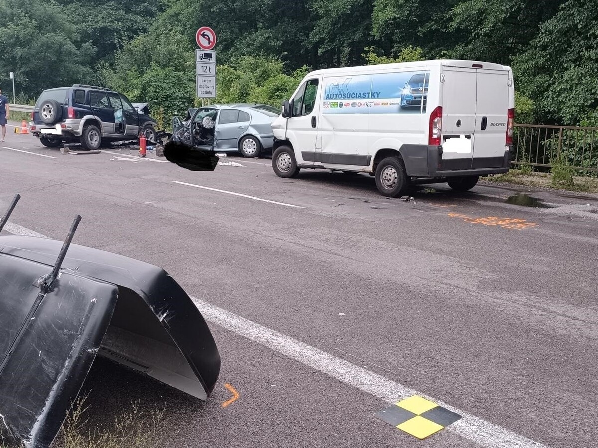 Tragická dopravná nehoda neďaleko Trenčína. Vyhasli dva životy