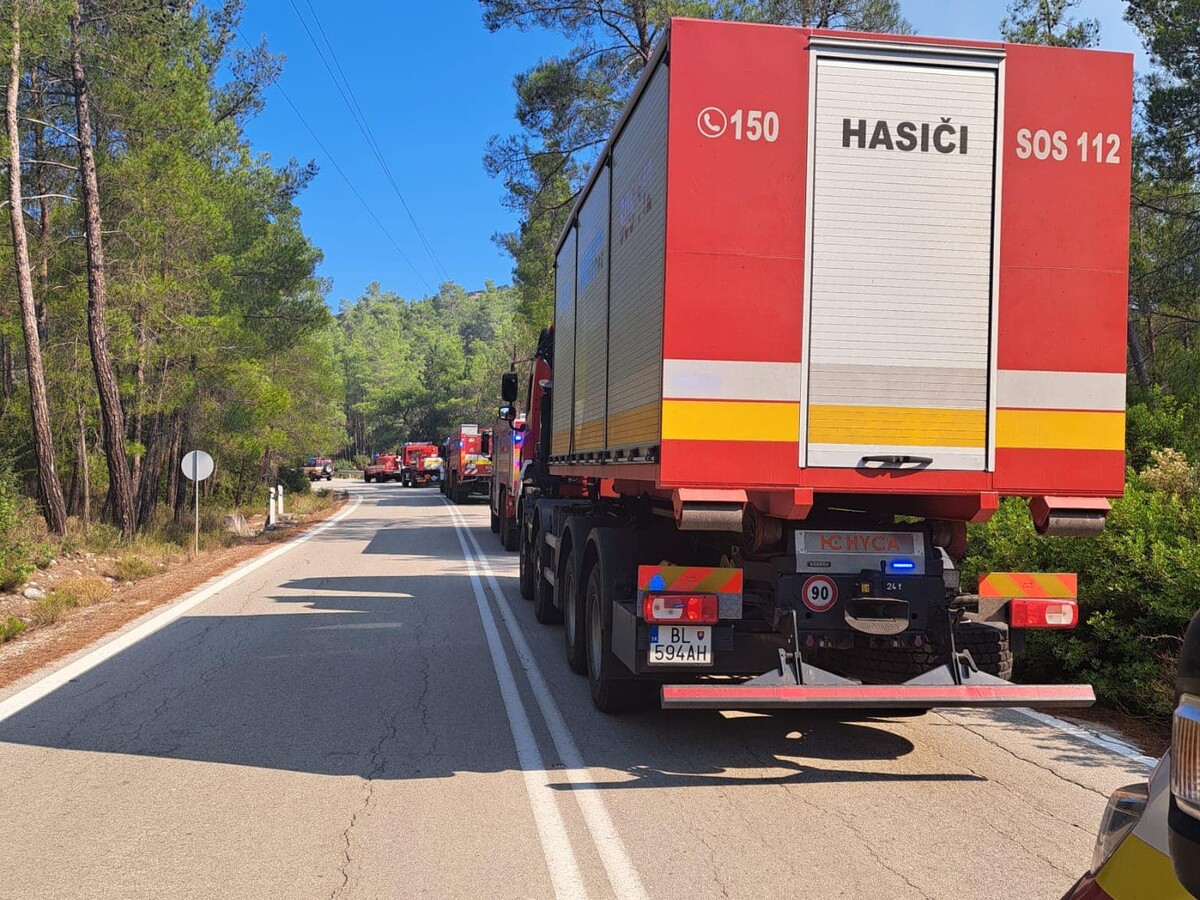 FOTO: Slovenskí hasiči už pomáhajú na Rodose