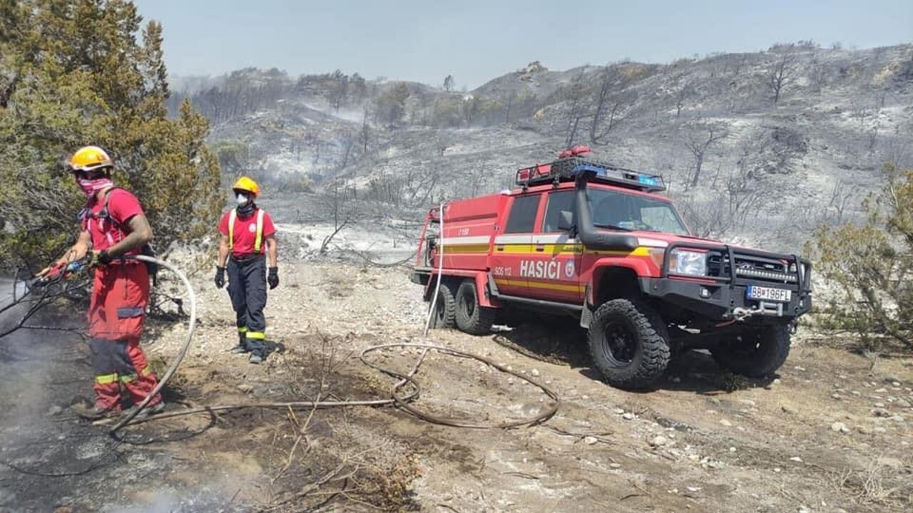 FOTO/VIDEO: Slovenskí hasiči na Rodose. Prácu im komplikujú vysoké horúčavy a silný vietor