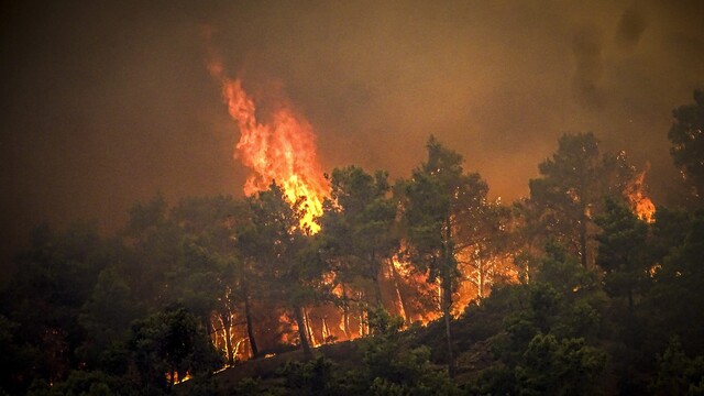 FOTO/VIDEO: Na ostrove Korfu sa začal šíriť požiar. Podľa hasičov mohlo ísť o podpaľačstvo
