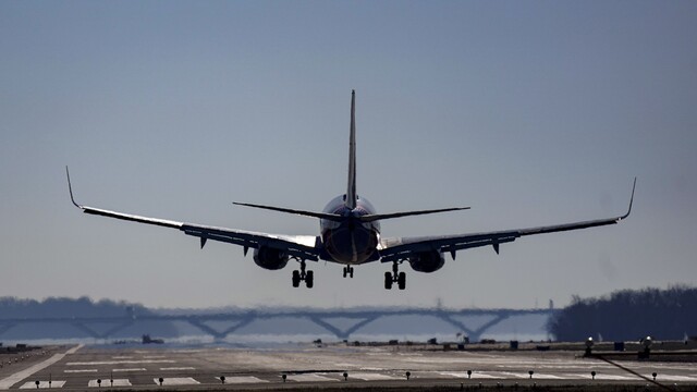 Lietadlo smerujúce do USA núdzovo pristálo, krúpy poškodili nos a trup
