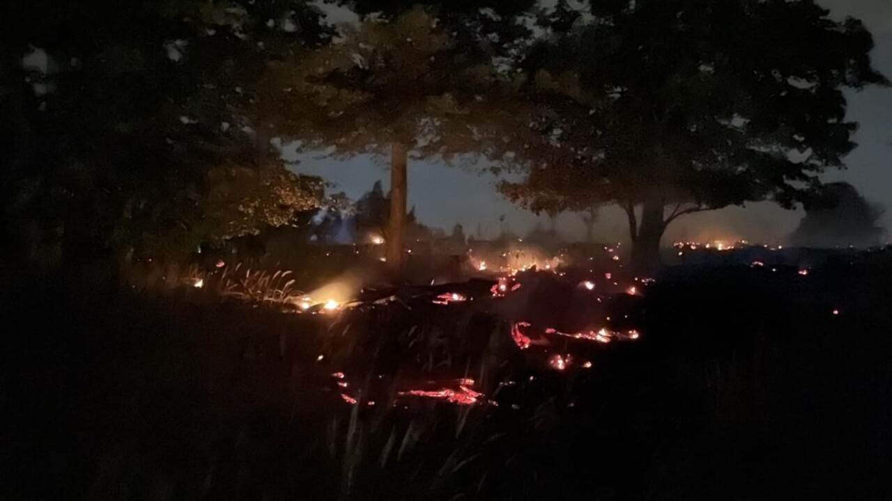 FOTO: Hasiči v utorok v noci zasahovali v oblasti Karpát, vypukol tam lesný požiar