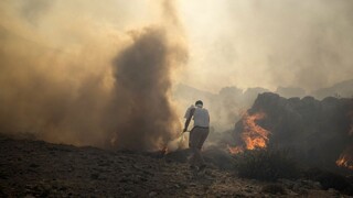 V Grécku opäť vzlietli do boja s plameňmi hasičské lietadlá, čakajú sa ďalšie evakuácie