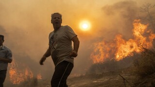 FOTO/VIDEO: V Grécku naďalej bojujú s plameňmi, úrady majú podozrenie na podpaľačstvo