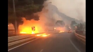 VIDEO: Požiare na Sicílii sa rozšírili až na vozovky. Autá sa musia vyhýbať plameňom
