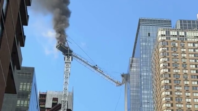 FOTO/VIDEO: V New Yorku sa zrútilo rameno žeriavu. Zasiahlo priľahlý mrakodrap