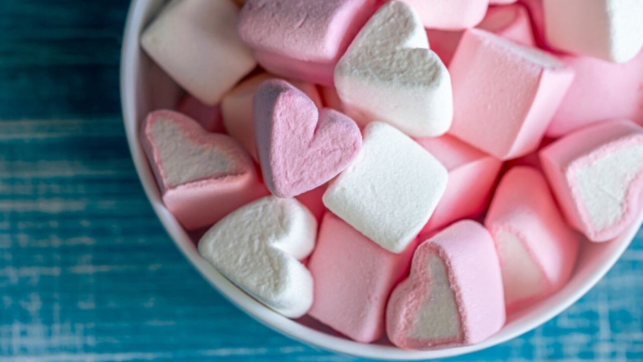 Na tortu aj do cukru: Takto netradične využijete penové cukríky a na jedenie to nebude