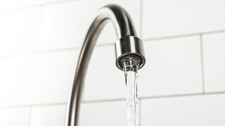 Stovky litrov, desiatky eur: Takto v domácnosti ušetríte (za) vodu