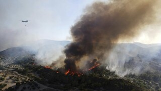 Požiare v Grécku sú pod kontrolou. Namiesto nich vyčíňala ničivá búrka