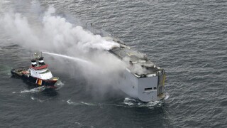 Pri Holandsku stále horí loď s tisícmi áut. Už nastala ekologická katastrofa, reaguje expert
