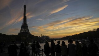 Blízko Eiffelovej veže brutálne znásilnili turistku. Kritici vlády žiadajú oplotenie známeho parku