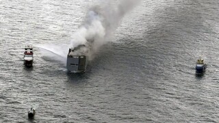 Nákladnú loď, ktorá horí pri Holandsku, sa nepodarilo odtiahnuť. Vietor veje zlým smerom