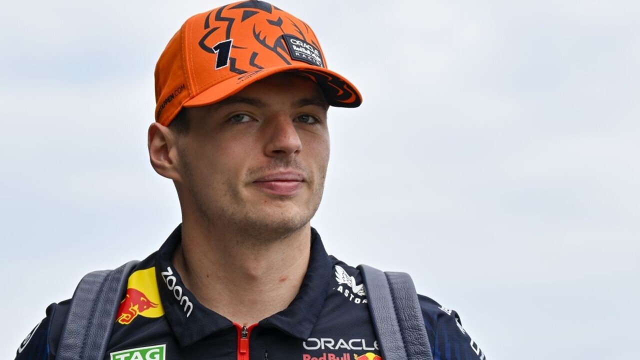 Štart F1 v Belgicku museli viackrát odložiť. Verstappena to však nerozhodilo