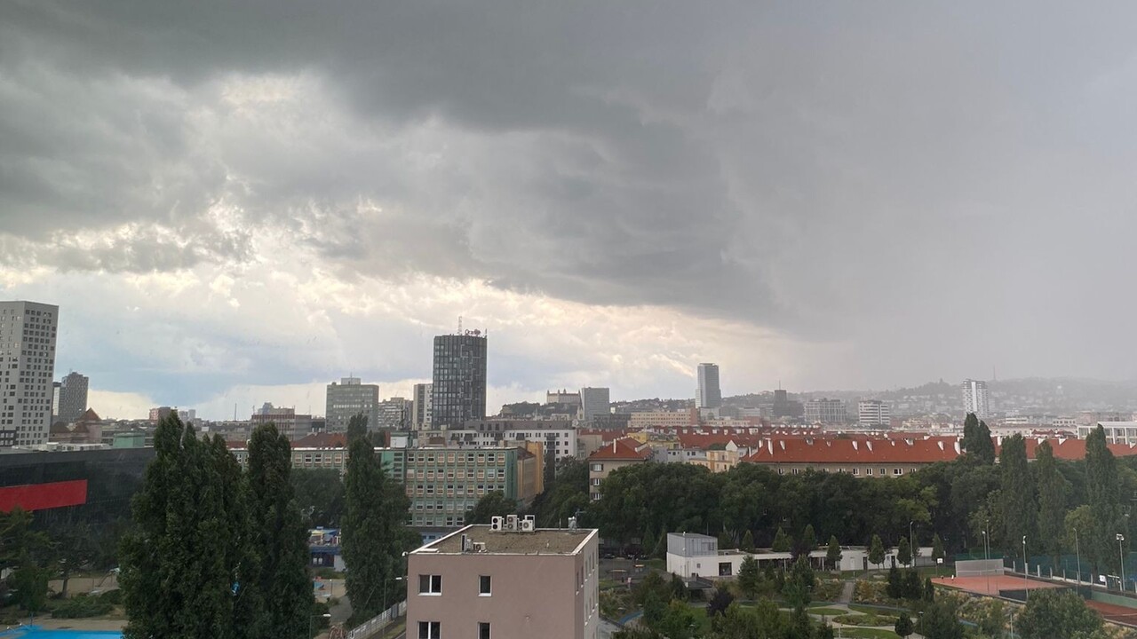 Sledujte RADAR: Slovensko zasiahlo búrlivé počasie, blýskalo sa a lialo. Platia výstrahy