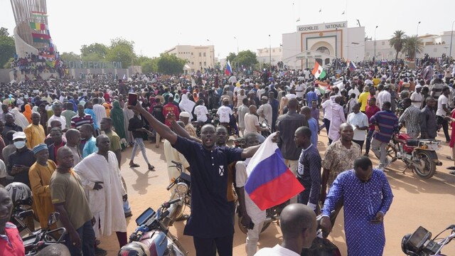 Západná Afrika prerušila vzťahy s Nigerom. Požaduje návrat zvrhnutého prezidenta