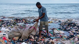 FOTO: Ghana sa topí v textilnom odpade. Čo sa deje s oblečením po tom, ako ho darujeme charite?