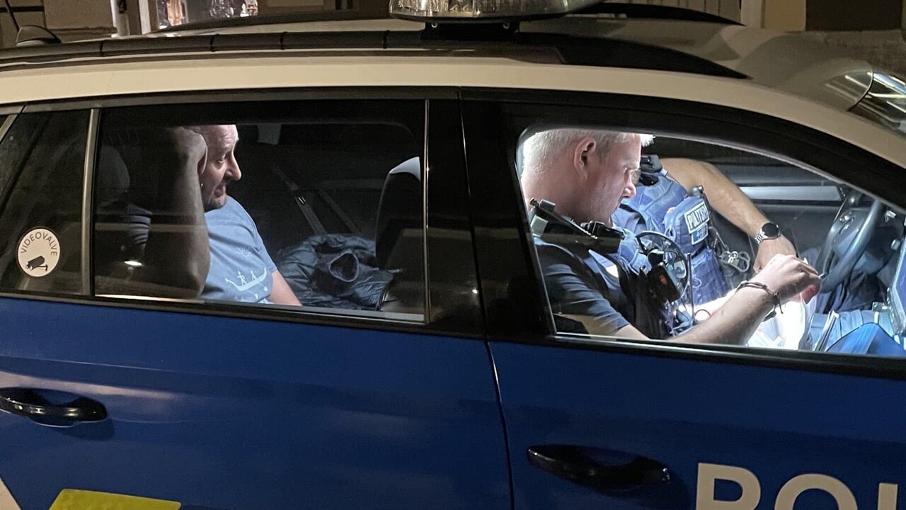 Opozičný novinár hádzal vajíčka na ruské veľvyslanectvo. Večera v cele, vtipkuje po zadržaní