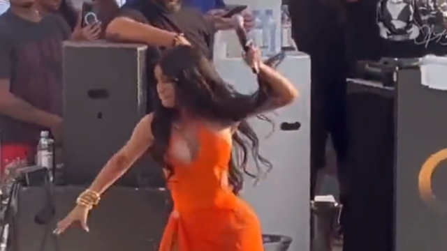 Primeraná reakcia? Fanúšička vyliala na americkú raperku nápoj, tá po nej hodila mikrofón